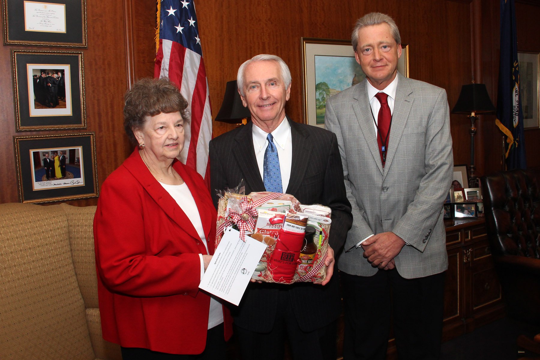 KFB Women’s Committee Chairperson Phyllis Amyx and Public Affairs Director Jeff Harper presented a gift basket to Governor Steve Beshear.